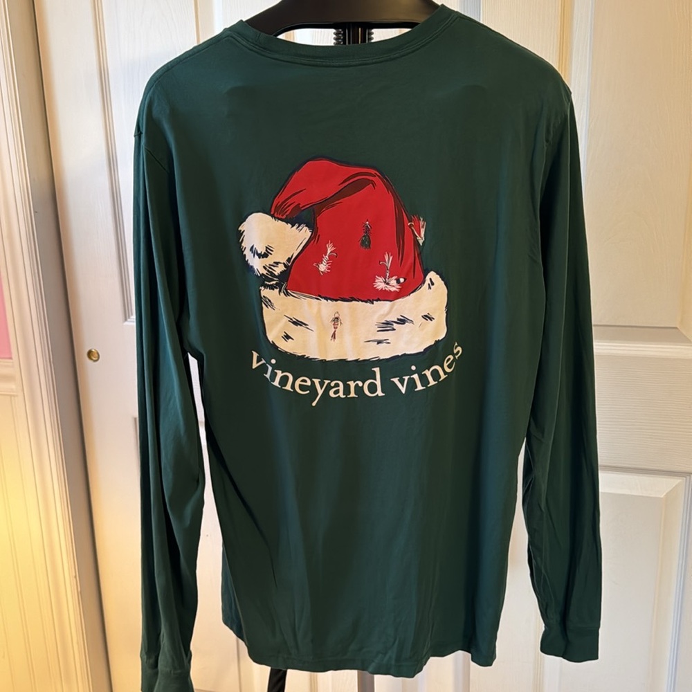 Vineyard Vines Men's Green Long Sleeve Tee Holiday Santa Hat w/Lures Size Small - Picture 3 of 4